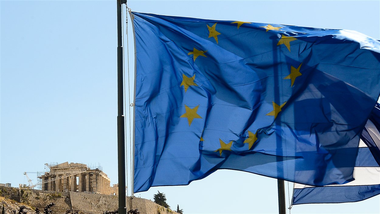 Les drapeaux de l'Union européenne et de la Grèce flottent près de l'Acropole, à Athènes.