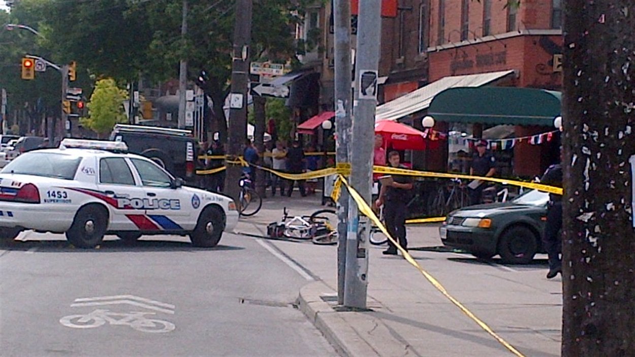 Une fusillade a fait un mort dans un café de la petite Italie, à Toronto.
