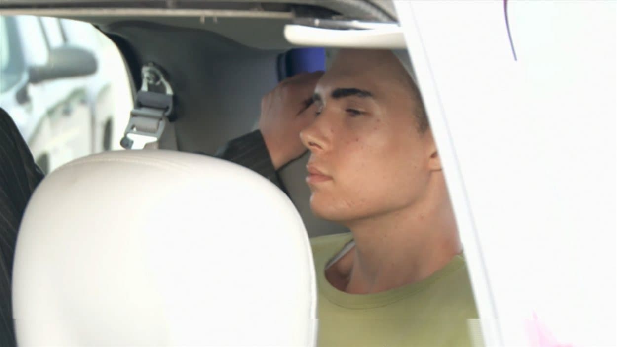 Luka Rocco Magnotta à bord du fourgon qui le transportera dans un centre de détention.