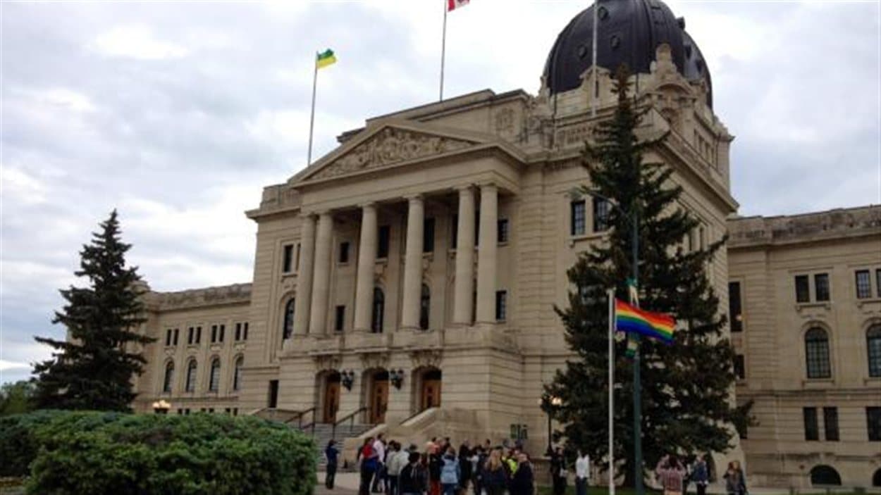 La levée du drapeau gai à l'Assemblée législative de la Saskatchewan, à Regina