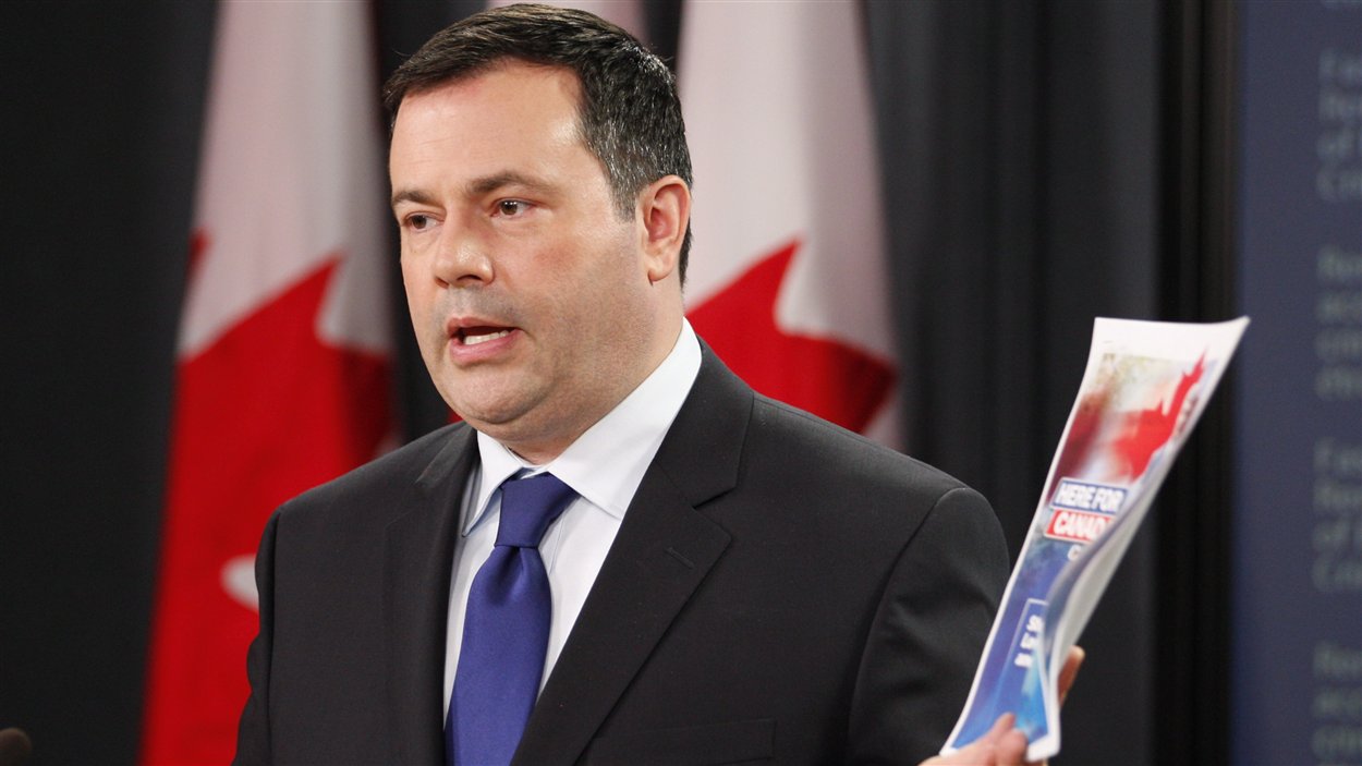 Le ministre de la Citoyenneté, de l’Immigration et du Multiculturalisme, Jason Kenney, lors d'une conférence de presse à Ottawa, le 20 juin 2012.