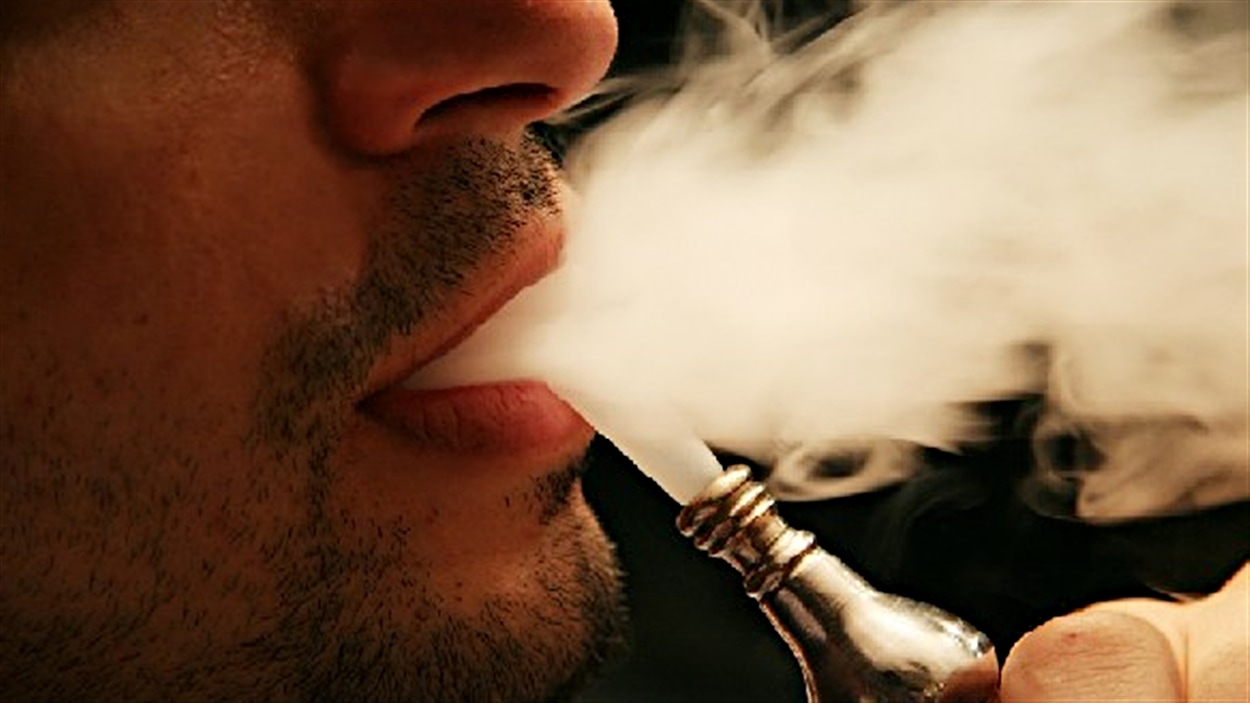 Un fumeur de shisha ou pipe à eau (archives).