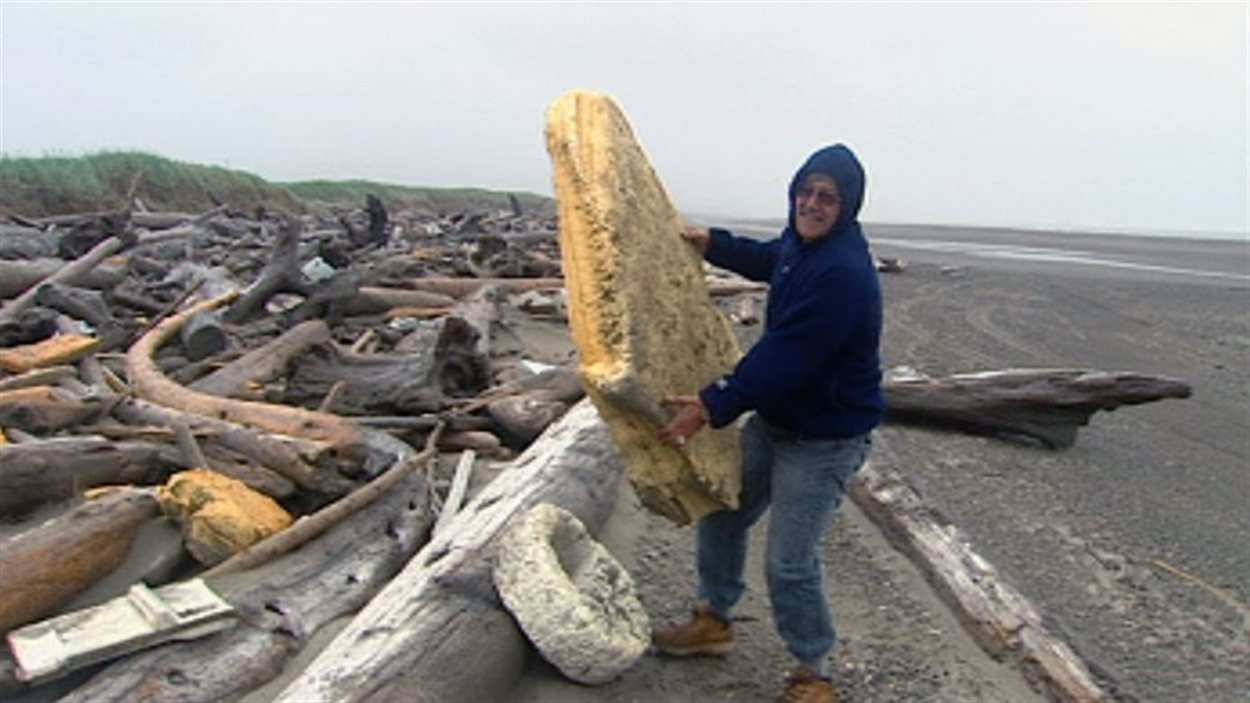 Un grand morceau de mousse de polystyrène retrouvé sur une plage de Haida Gwaii, en Colombie-Britannique
