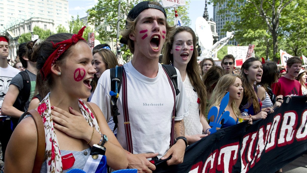 Plusieurs milliers de personnes ont manifesté contre la hausse des droits de scolarité et la loi 78 à Montréal, le 22 juin 2012.