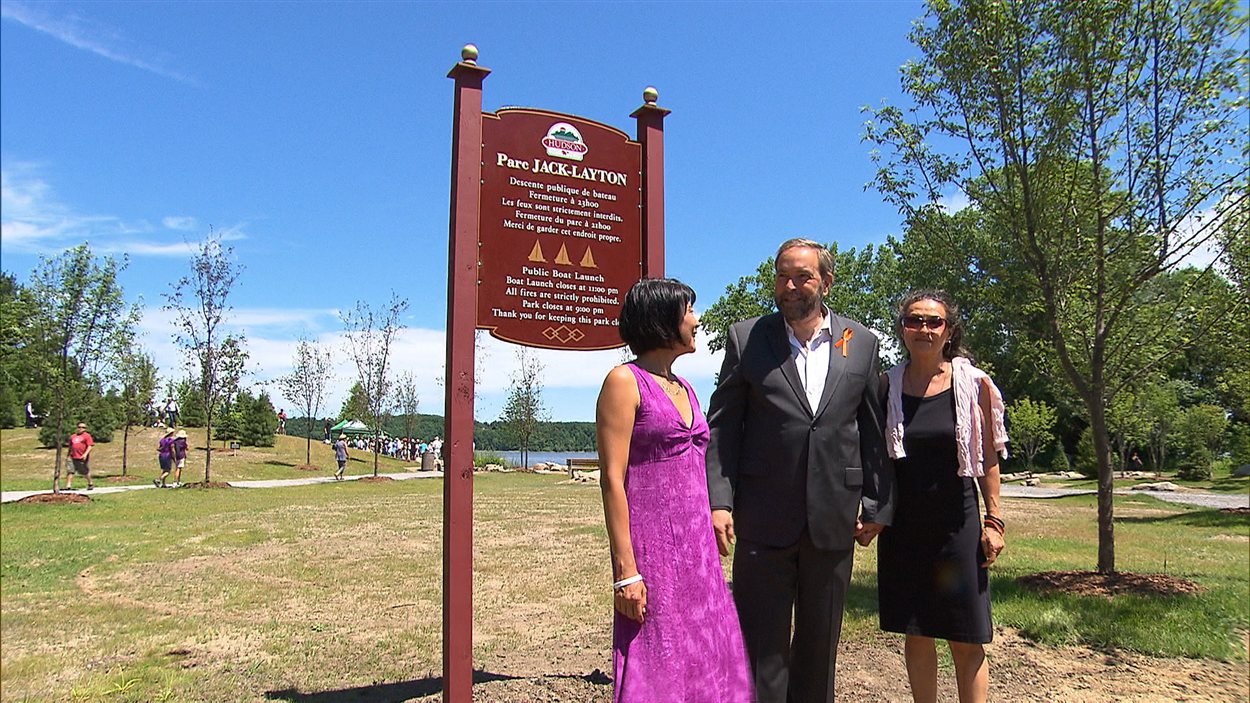 Olivia Chow, Thomas Mulcair et son épouse avant la cérémonie inaugurale du Parc Jack-Layton, le 23 juin 2012