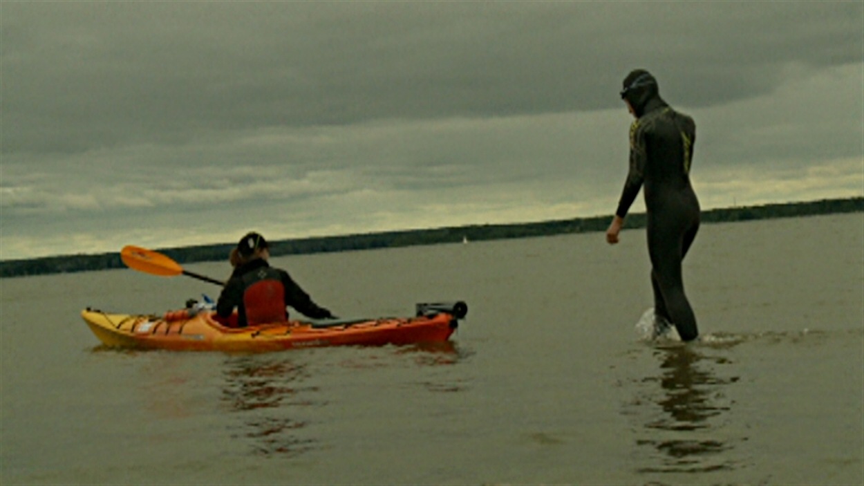 Heidi Levasseur entre dans la rivière des Outaouais, à Gatineau, pour parcourir à la nage les 210 km qui la séparent de Montréal.