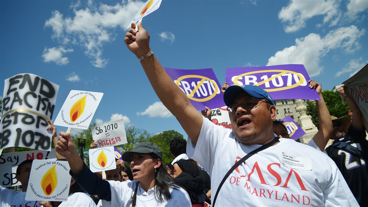 Des opposants à la loi de l'Arizona sur l'immigration clandestine manifestent devant la Cour suprême, à Washington.