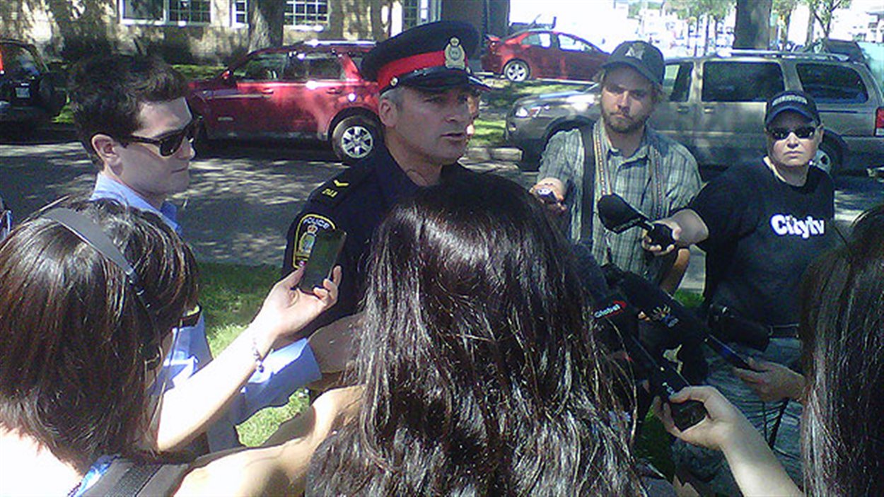 Jason Michalyshen de la police de Winnipeg explique aux médias pourquoi ses équipes effectuent des recherches jeudi dans certains secteurs de la ville.