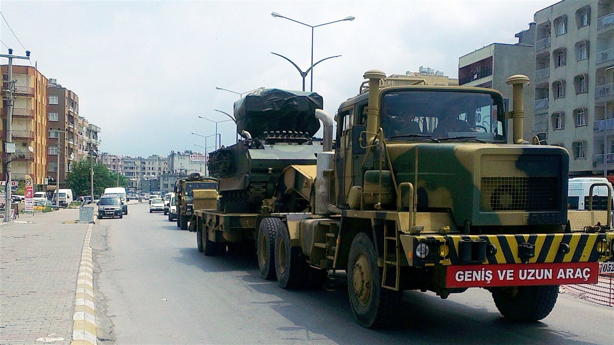 La Turquie déploie des troupes le long de sa frontière avec la Syrie.
