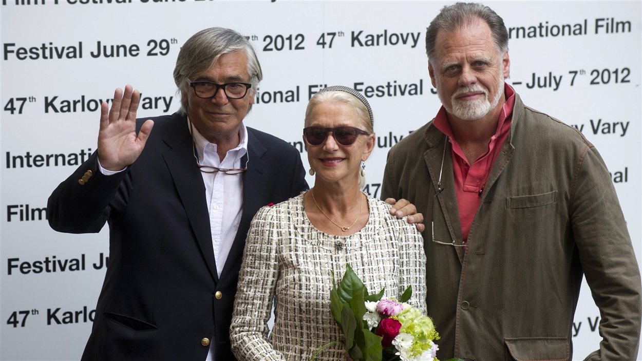 L'actrice britannique Helen Mirren entourée de son mari, le réalisateur américain Taylor Hackford (à droite) et du président du Festival international de films de Karlovy Vary Jiri Bartoska (à gaiche) lors de la cérémonie d'ouverture.
