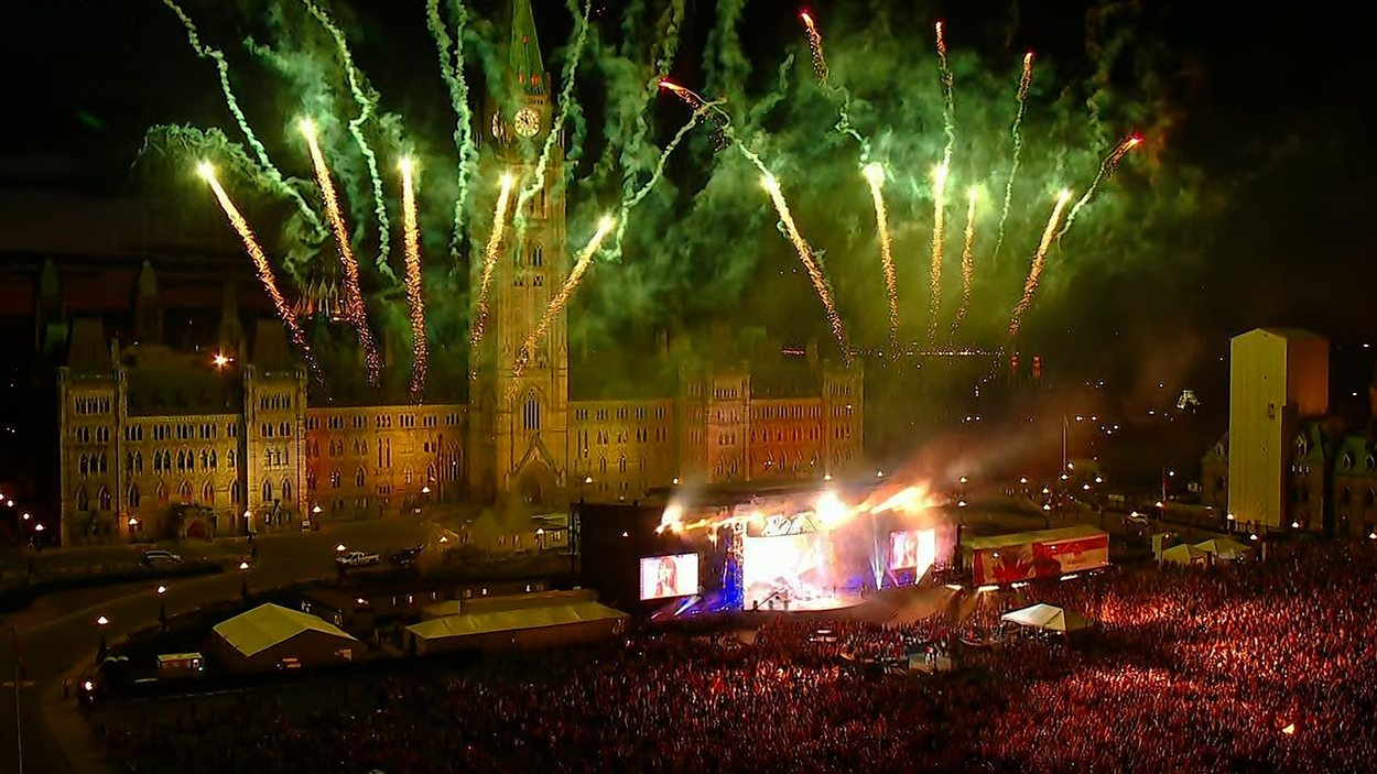Les célébrations de la fête du Canada se sont terminées par les traditionnels feux d'artifice sur la colline du Parlement à Ottawa.