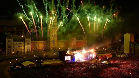 Les célébrations de la fête du Canada se sont terminées par les traditionnels feux d'artifice sur la colline du Parlement à Ottawa. 