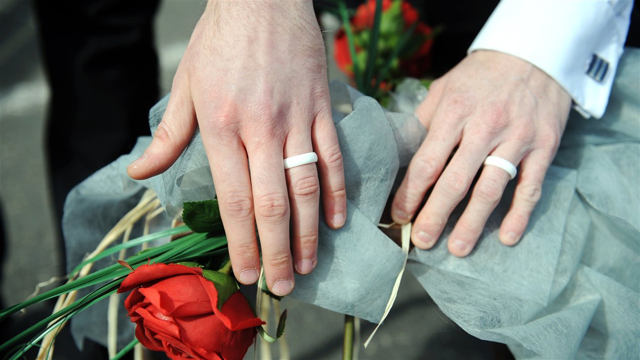 Une cérémonie symbolique tenue le 15 avril, à Lannion, en Bretagne, en faveur du mariage gai en France.