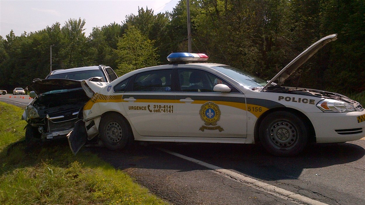 Une voiture de la SQ emboutie à Sutton un homme est gravement blessé