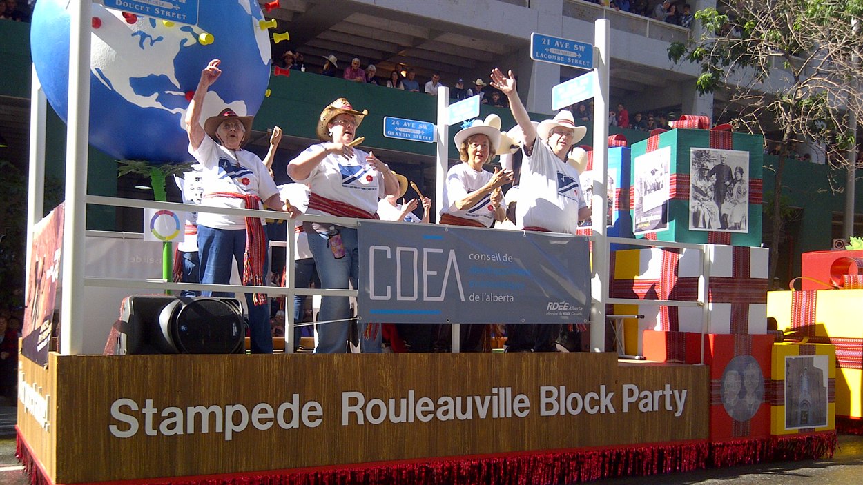 Le char allégorique franco-abertain du Stampede affiche des images de pionniers francophones.
