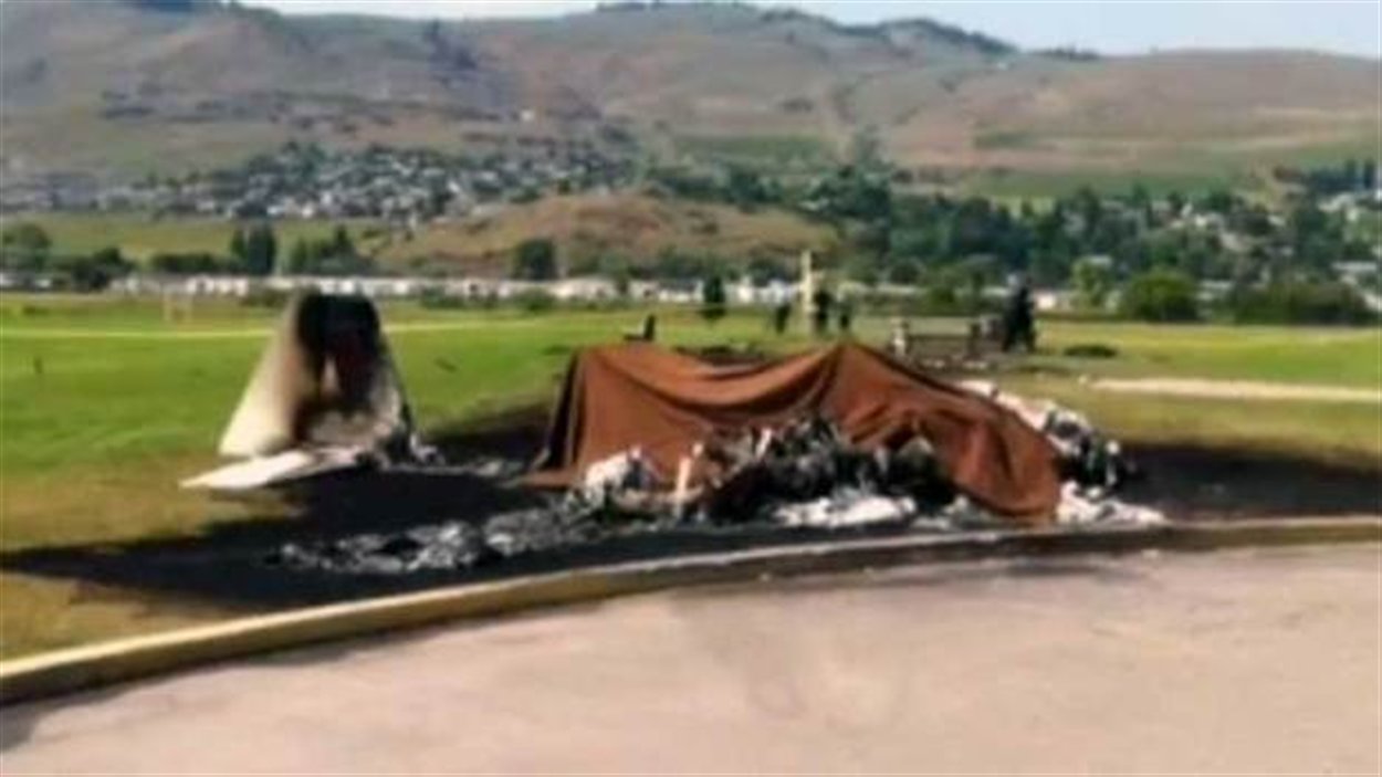 Deux personnes sont décédées dans un écrasement d'avion samedi après-midi à Vernon, en Colombie-Britannique.