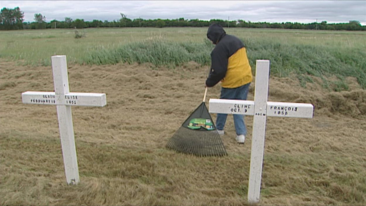 Des Métis du Manitoba entretiennent le cimetière de Pembina, au Dakota du Nord