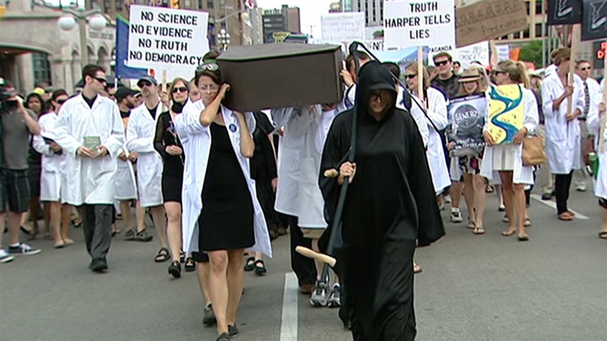 Les scientifiques ont manifesté par centaines à Ottawa
