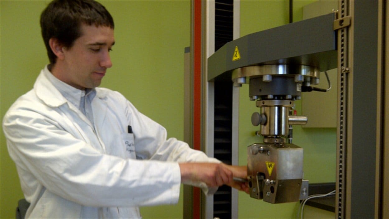 Le chercheur Sébastien Migneault, au Laboratoire de biomatériaux de l'Université du Québec en Abitibi-Témiscamingue