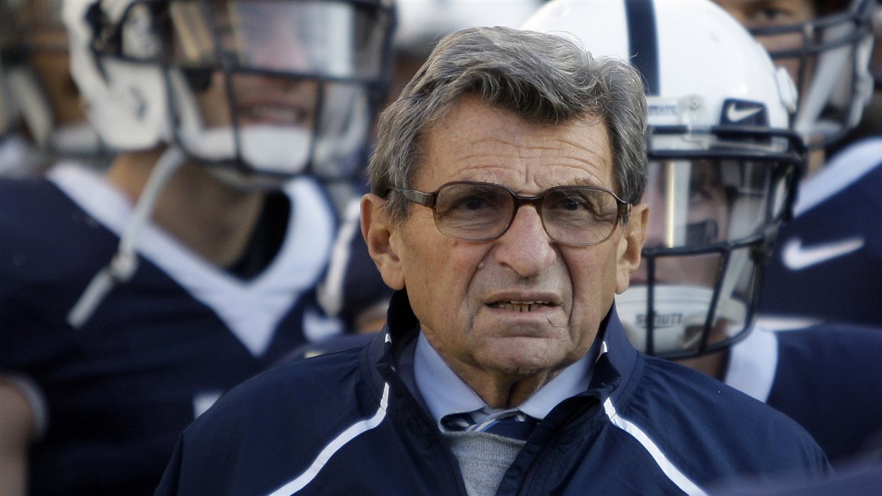 L'ancien entraîneur-chef de l'équipe de football de l'Université Penn State, Joe Paterno.