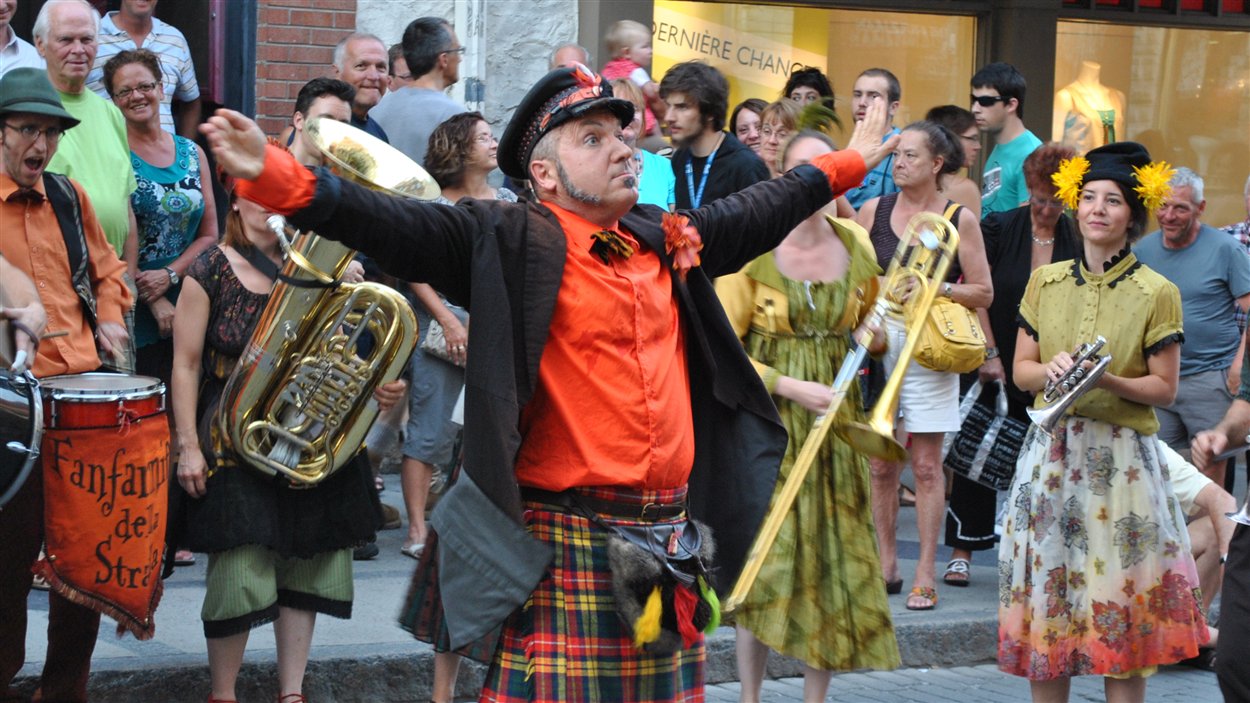 Des arts de la rue plus interactifs au Festival d'été | Radio-Canada