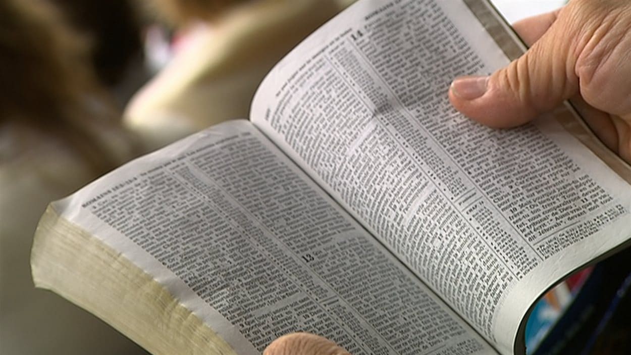 Un Témoin de Jéhovah lisant la bible.