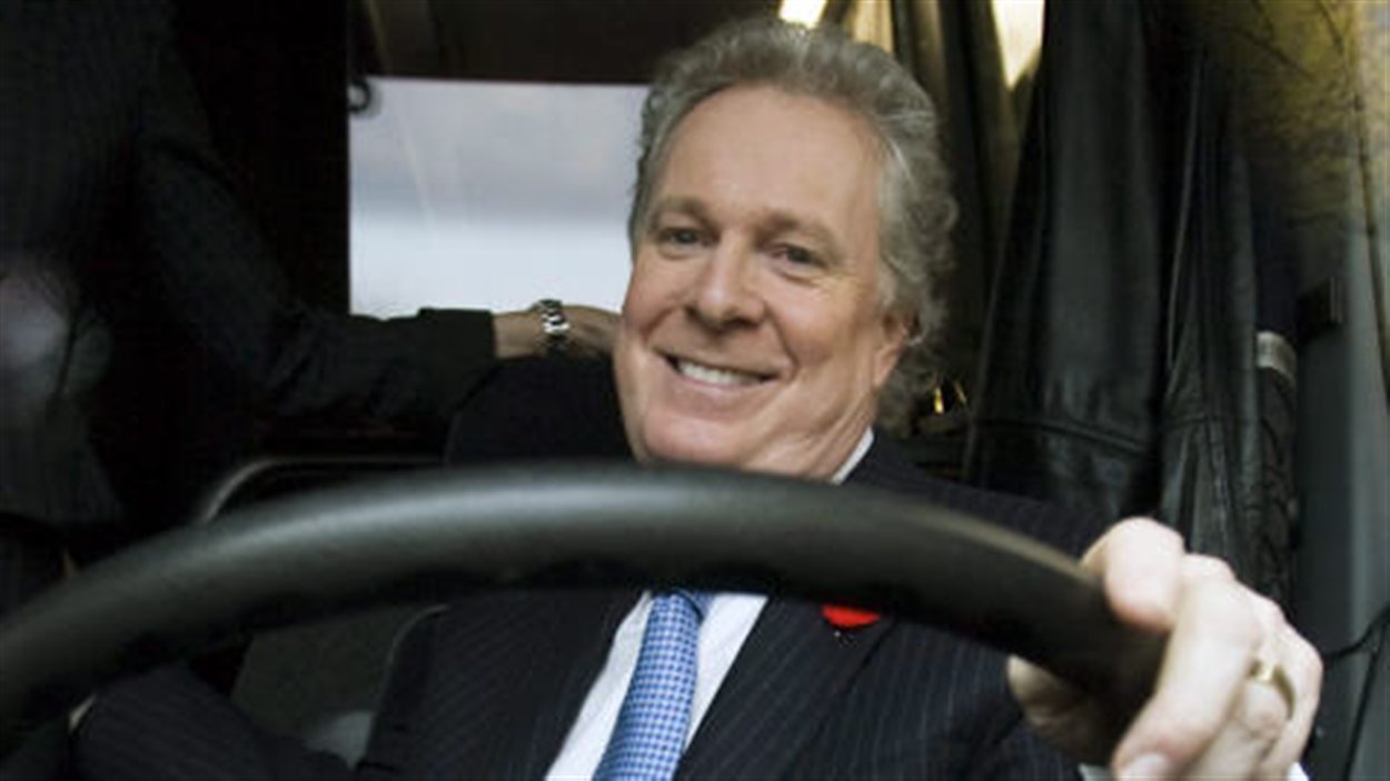 Jean Charest au volant de son autobus de campagne (novembre 2008)
