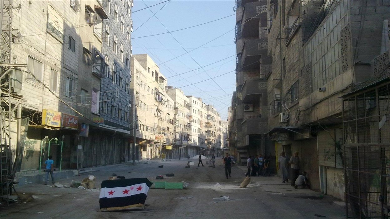 Des rebelles bloquent des rues de Damas, la capitale syrienne.