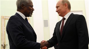 L'émissaire de l'ONU pour la Syrie Kofi Annan et Vladimir Poutine, le président russe, se serrent la main à Moscou.