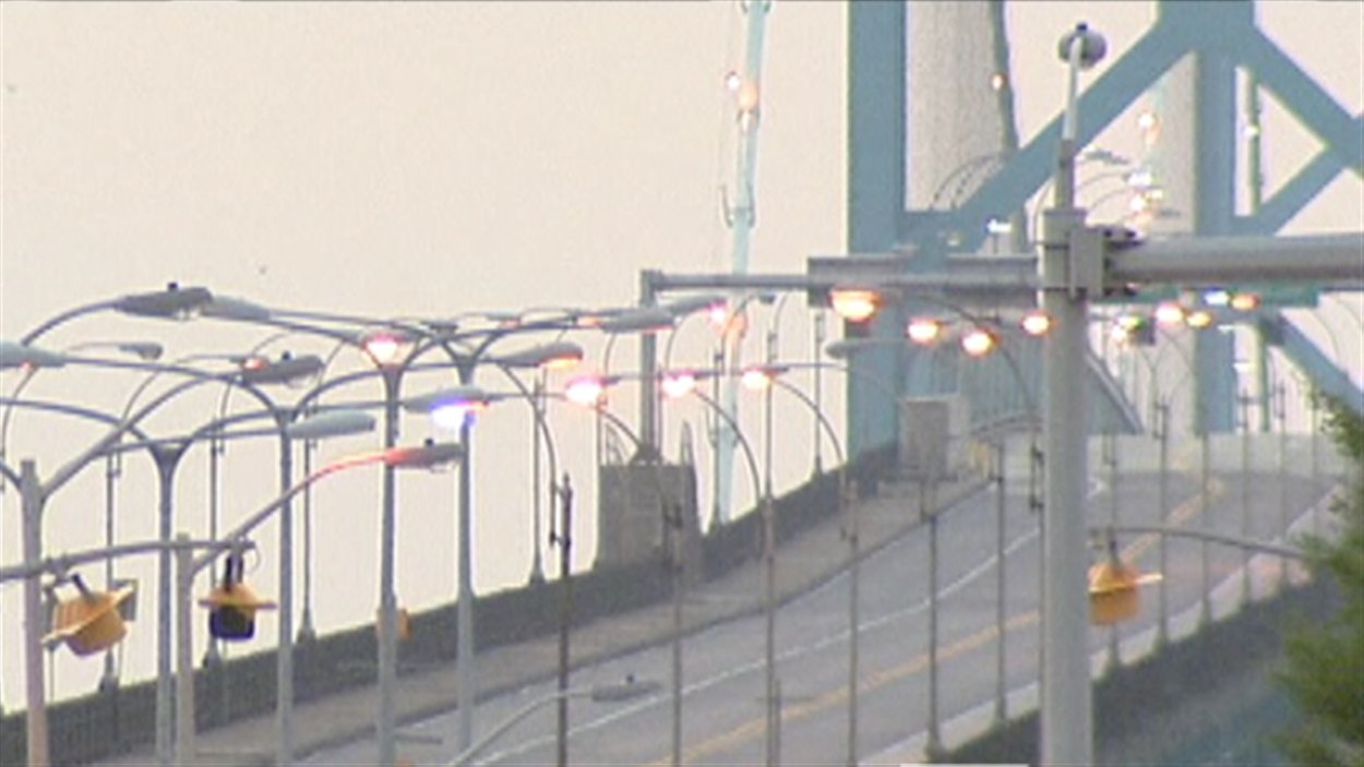 Le pont Ambassador entre Windsor et Détroit est resté fermé durant cinq heures le 16 juillet 2012 à cause d’une fausse alerte à la bombe.