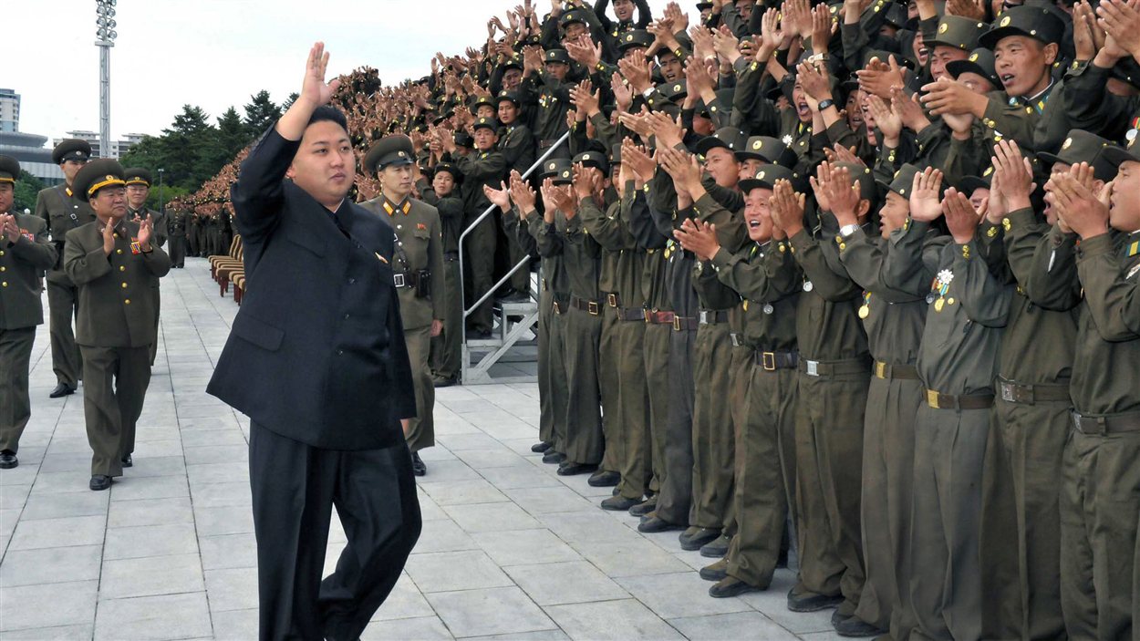 Le dirigeant nord-coréen Kim Jong-un salue des soldats de l'armée le 16 juillet 2012.