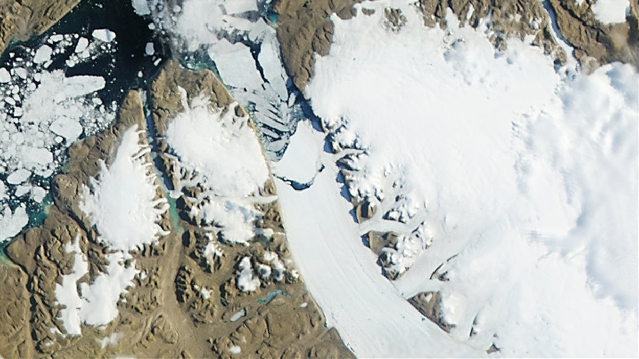 Un bloc de glace s'est détaché du glacier Petermann, au Groenland, le 16 juillet 2012.