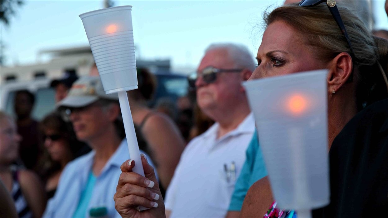 Au lendemain de la tuerie du 12 juillet à Aurora, au Colorado, des gens se sont réunis avec des chandelles pour honorer la mémoire des victimes