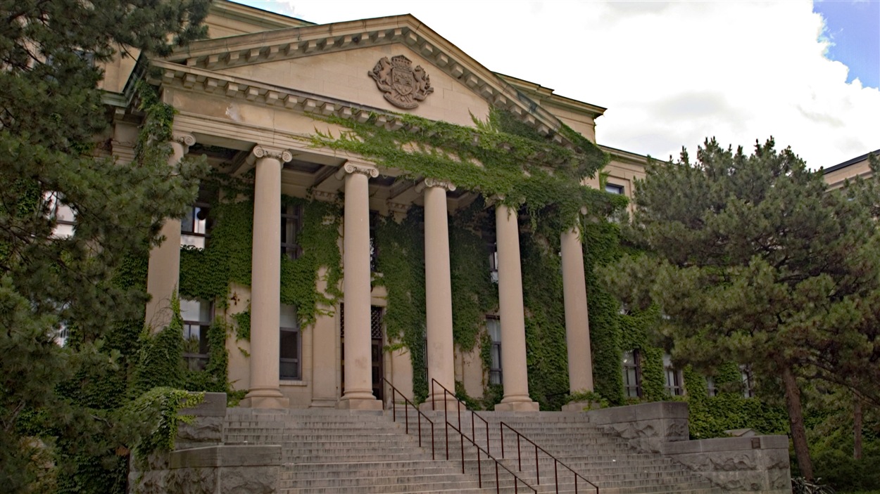 Le pavillon Tabaret de l'Université d'Ottawa (vue de côté).