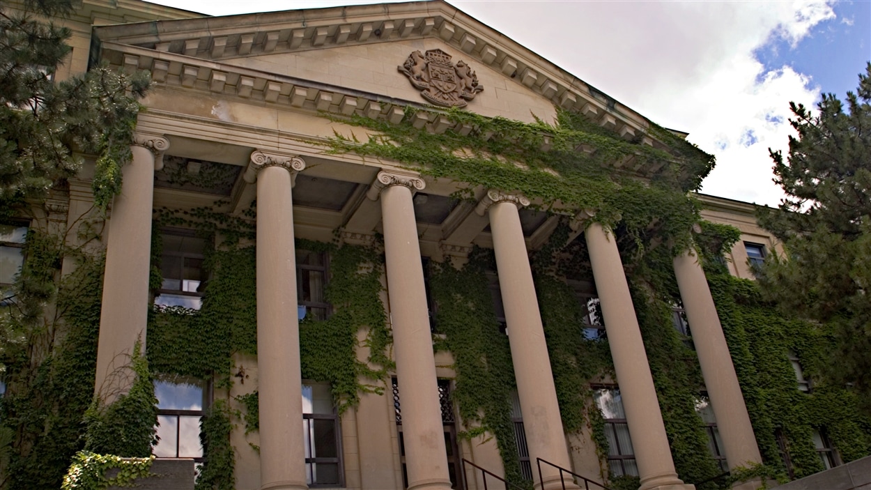 Le pavillon Tabaret de l'Université d'Ottawa (vue de côté).