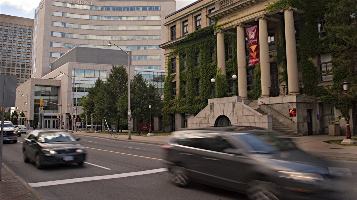 La rue Laurier à Ottawa, devant le pavillon Tabaret.