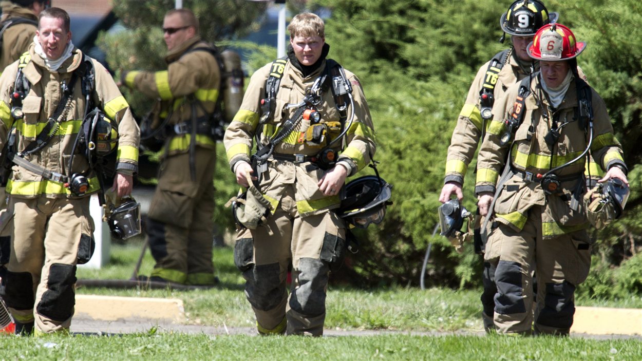 Des pompiers quittent l'appartement de James Holmes, le 21 juillet.