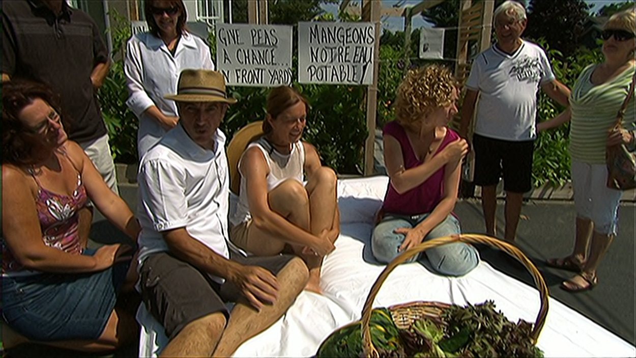 Des résidents font un bed in pour cultiver leur jardin en façade.