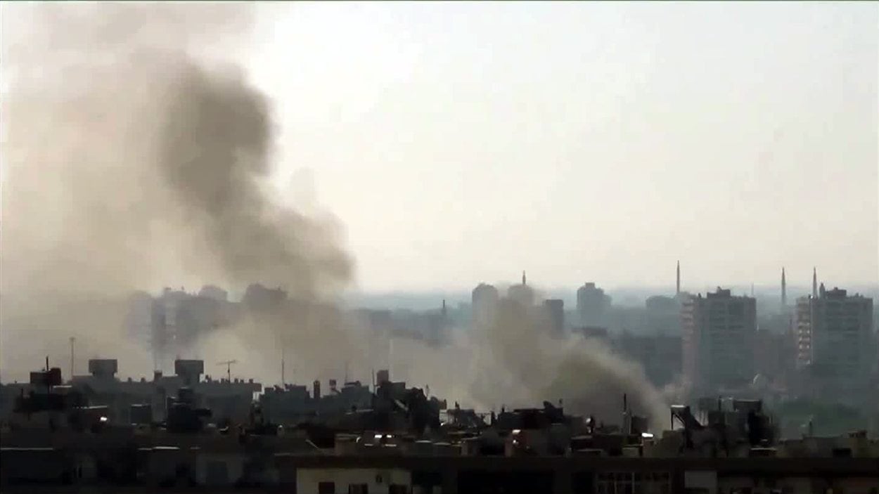 Image provenant d’une vidéo diffusée sur Internet montrant de la fumée émanant du quartier de Mazzé, à Damas, le 22 juillet.