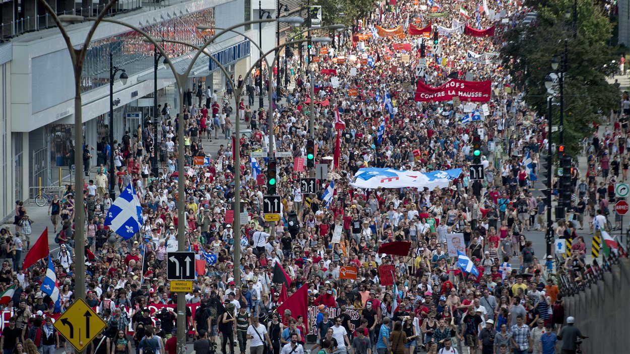 Des milliers de personnes manifestent à Montréal, le 22 juillet 2012.