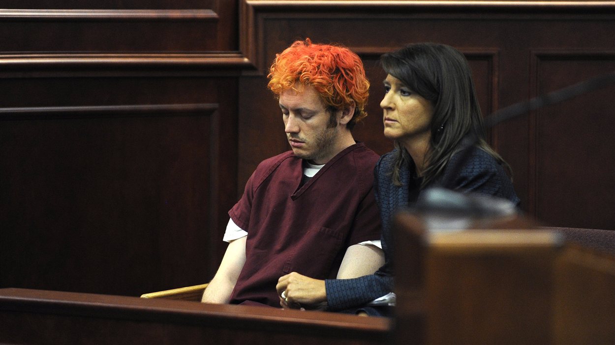 James Holmes et son avocate dans une salle du tribunal de la ville de Centennial, au Colorado.