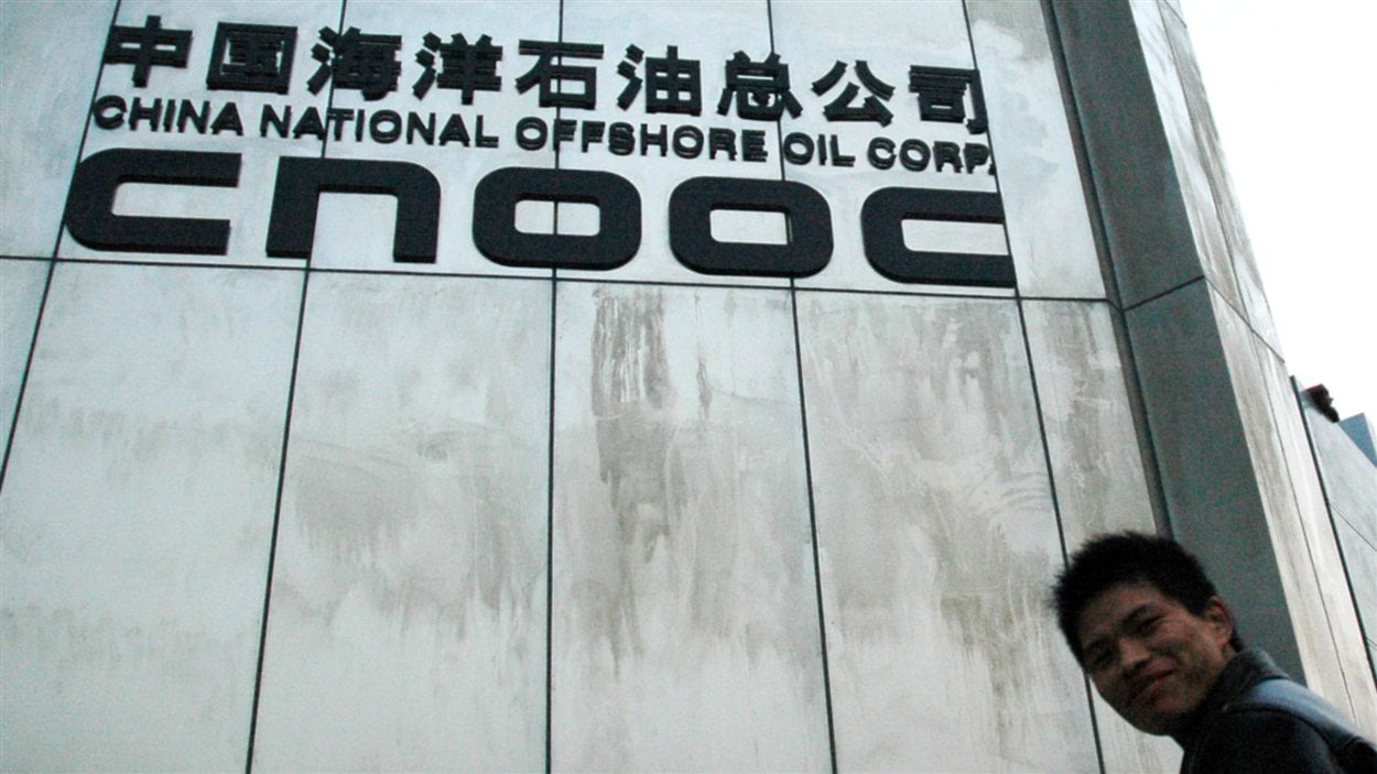 Un Chinois devant le siège social de CNOOC