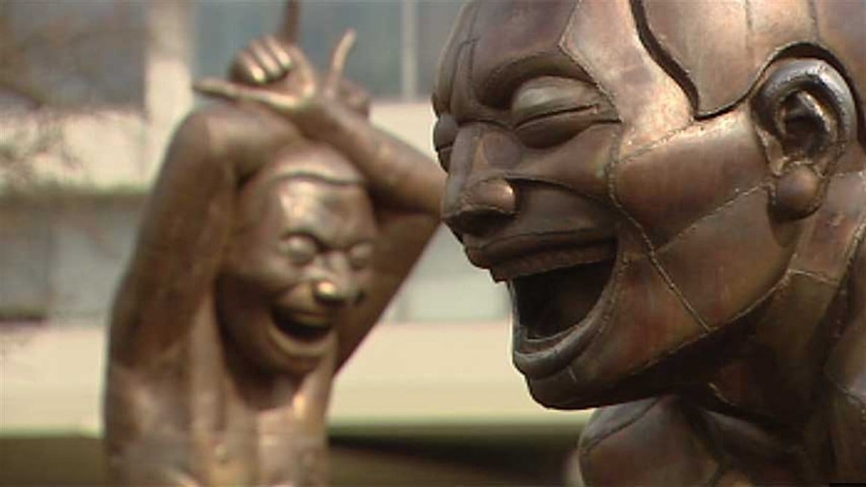 Yue Mimjun statues rire