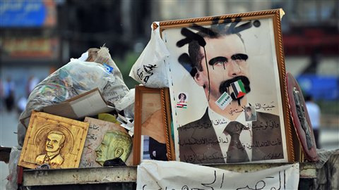 Une image vandalisée du président syrien Bashar Al-Assad dans une poubelle à Alep, le 23 juillet 2012