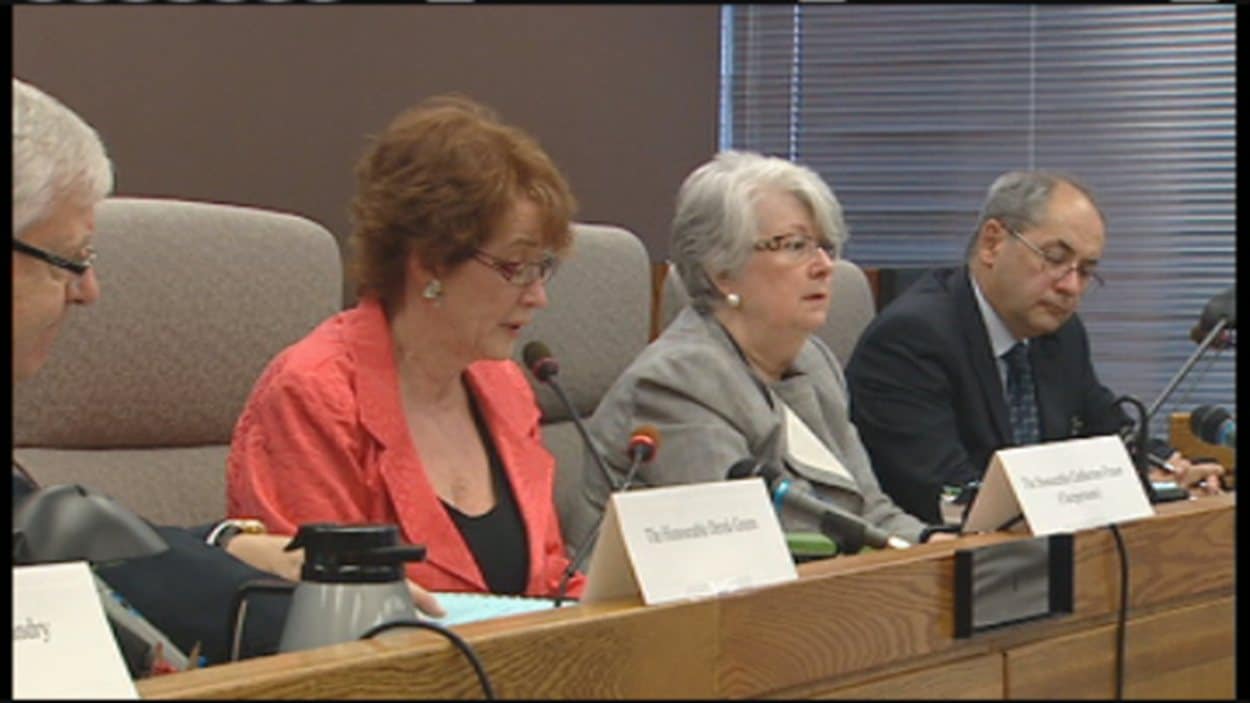 Les membres du comité d'examen du Conseil canadien de la magistrature (CCM) sur la conduite de la juge Lori Douglas, à Winnipeg
