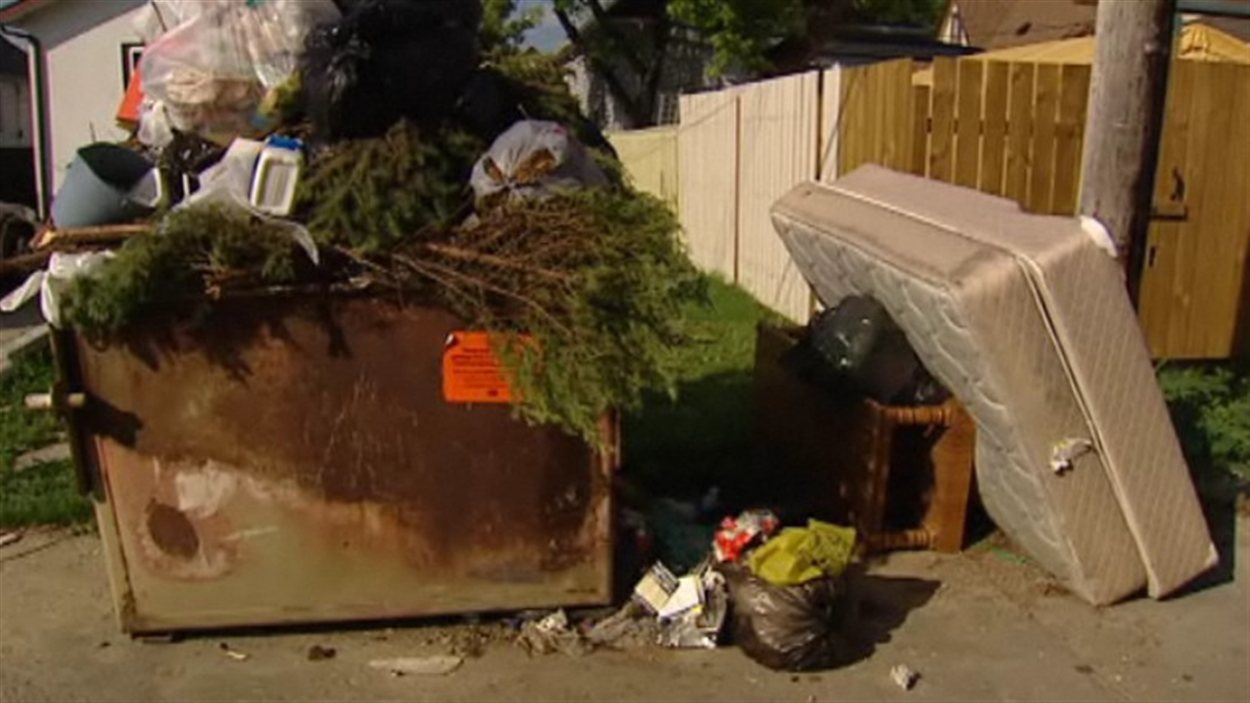 Les poubelles débordent dans le quartier North End de Winnipeg.
