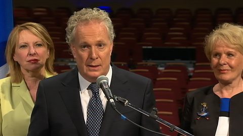 Le premier ministre Jean Charest à Sherbrooke aux côtés des ministres Christine Saint-Pierre et Monique Gagnon-Tremblay