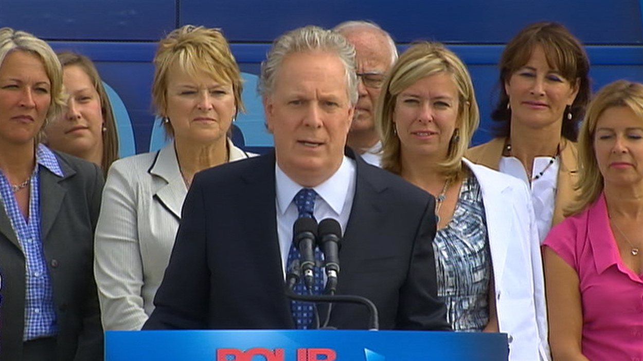 Premier point de presse électoral de Jean Charest.