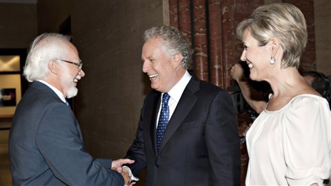 Le lieutenant-gouverneur du Québec, Pierre Duchesne, serre la main du chef du Parti libéral, Jean Charest, accompagné de sa femme Michèle Dionne.