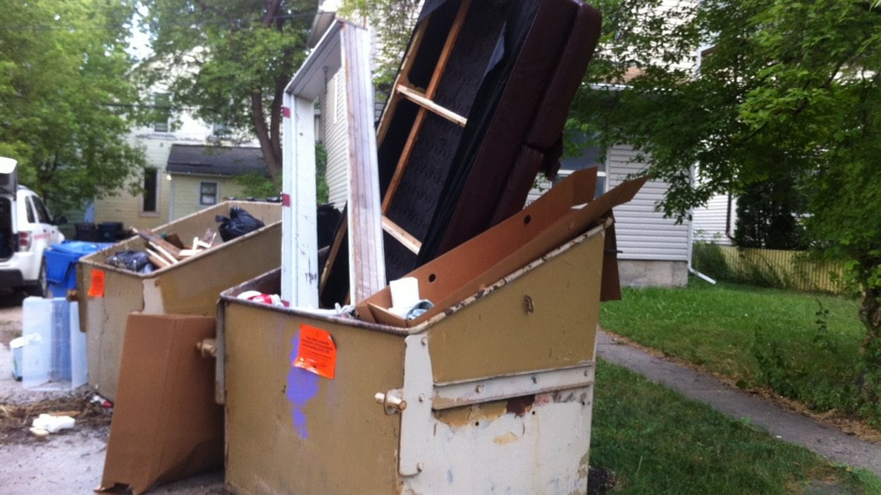 Une poubelle collective remplie dans le quartier Wolseley de Winnipeg